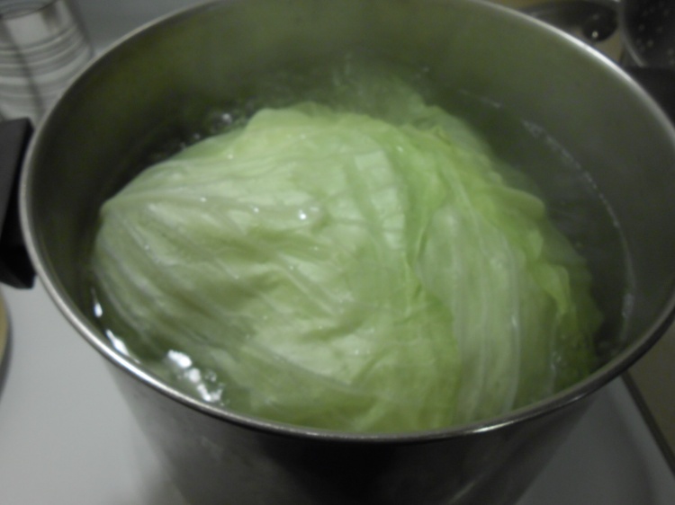 STEAMING CABBAGE IN POT